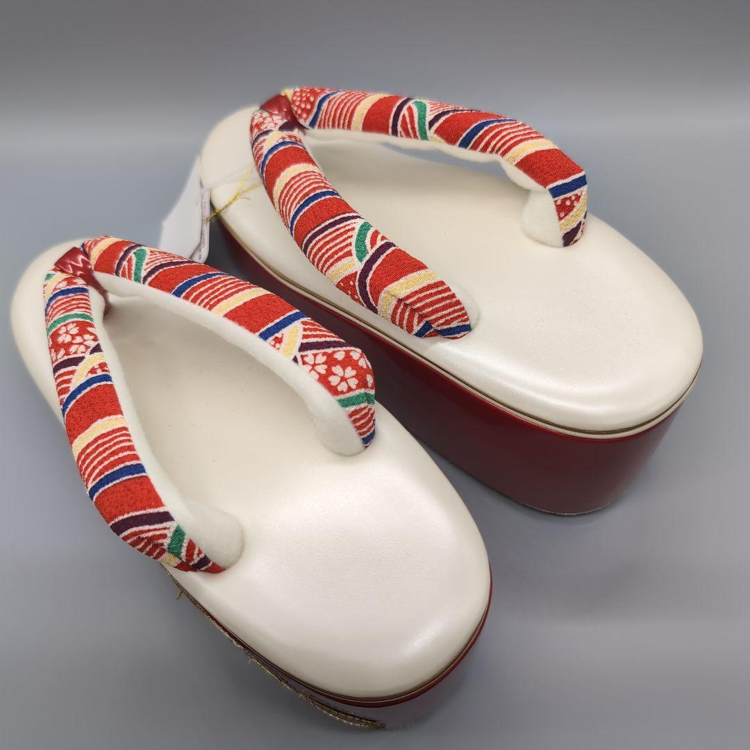 赤い花柄刺繍の和装用バッグと草履セット