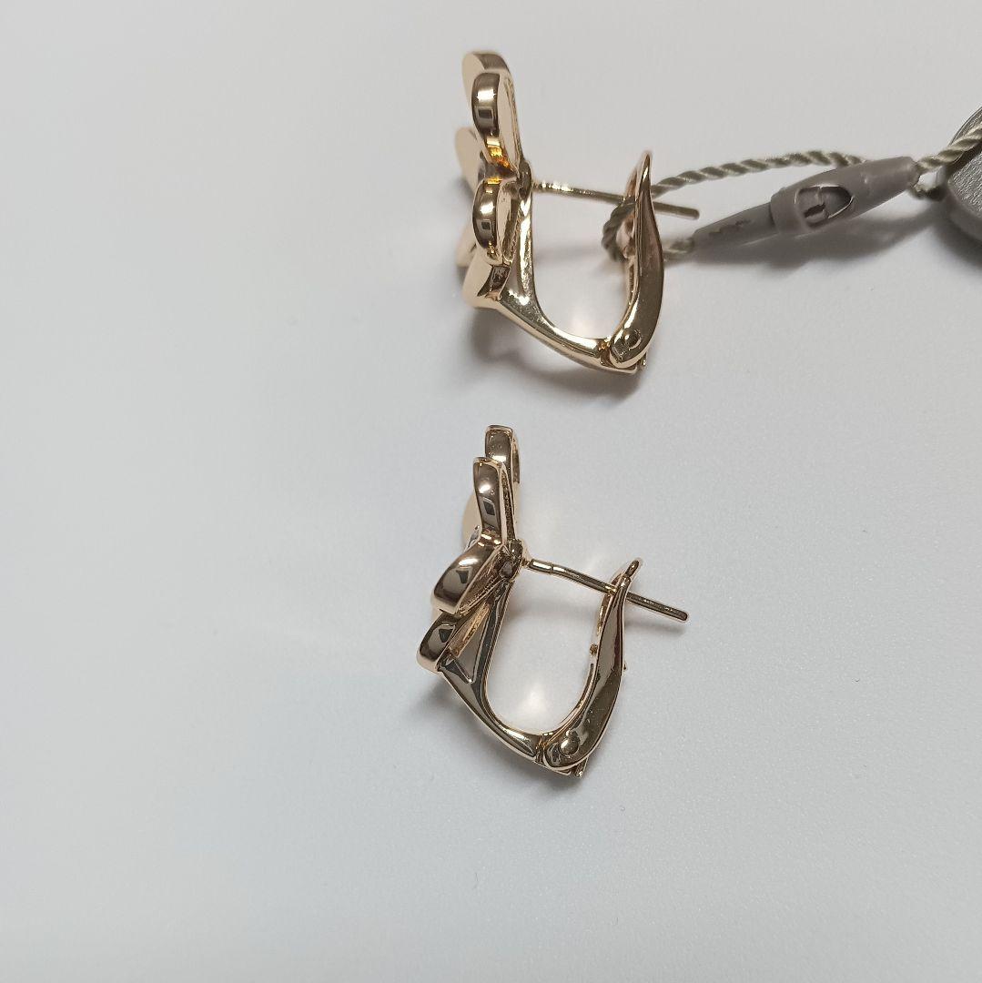 ハイクオリティ 1ストーン付き三つ葉ピアス フラワーピアス YG - メルカリ