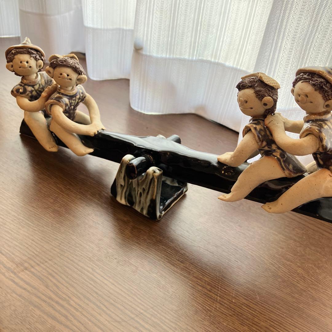 【送料無料】青芳人形 シーソーで遊ぶ子供たちの陶器の置物【匿名配送】