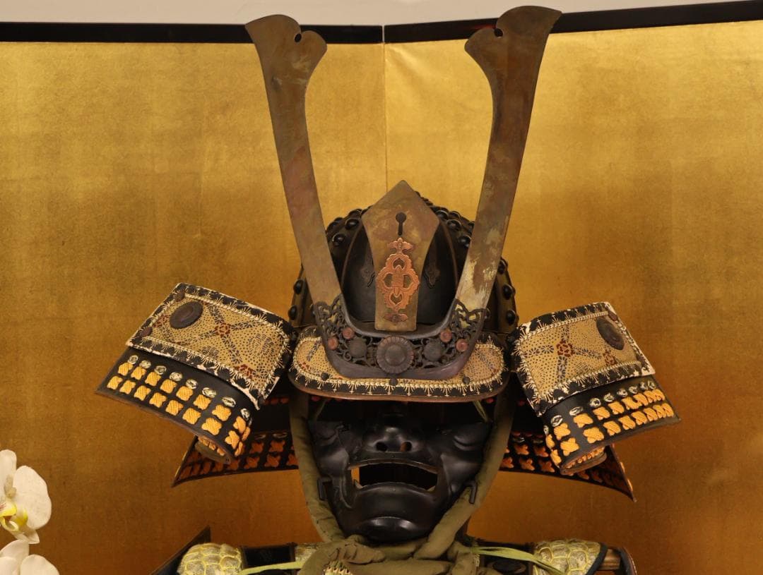 BY10　甲冑　具足　剣独鈷紋前立　黒胴当世素掛 緋縅　鎧櫃付き　等身大　武具