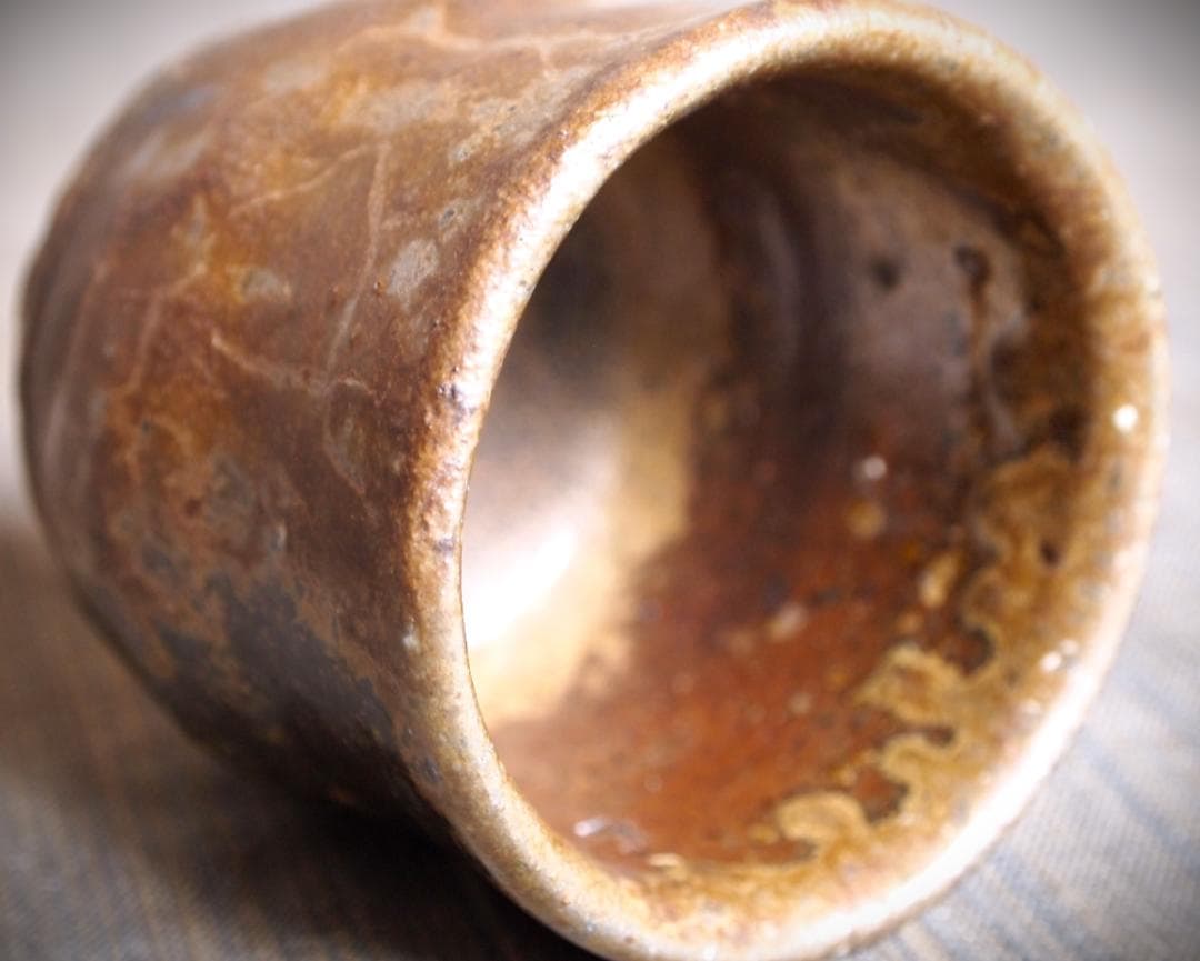 最上作★高力芳照【師：金重素山、金重有邦】★備前（黒）酒呑★共箱・布