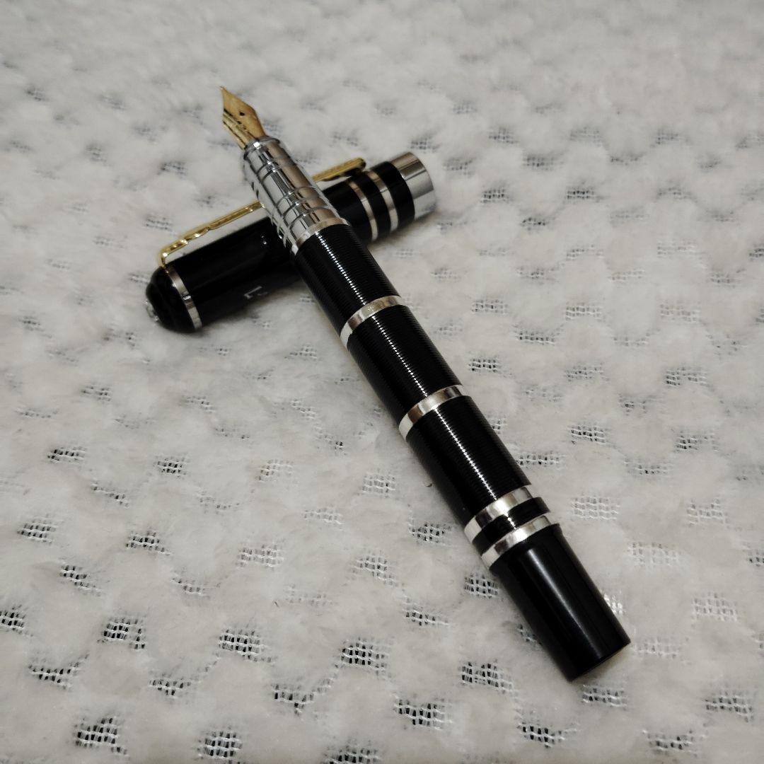 万年筆 黒と白のツートンデザイン