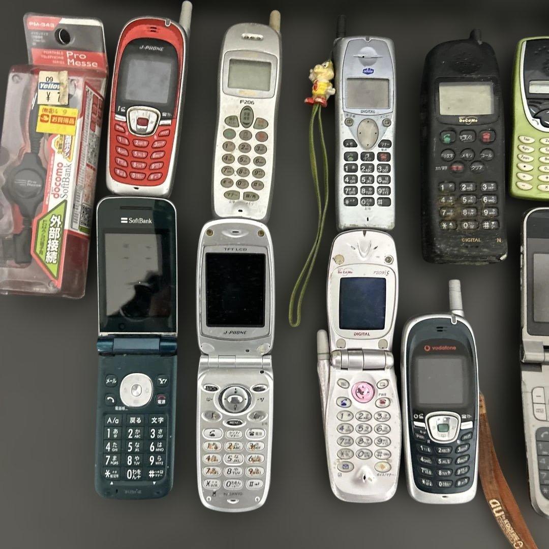 大量 携帯電話 ガラケー docomo/au 他 35台 ジャンク 部品取り