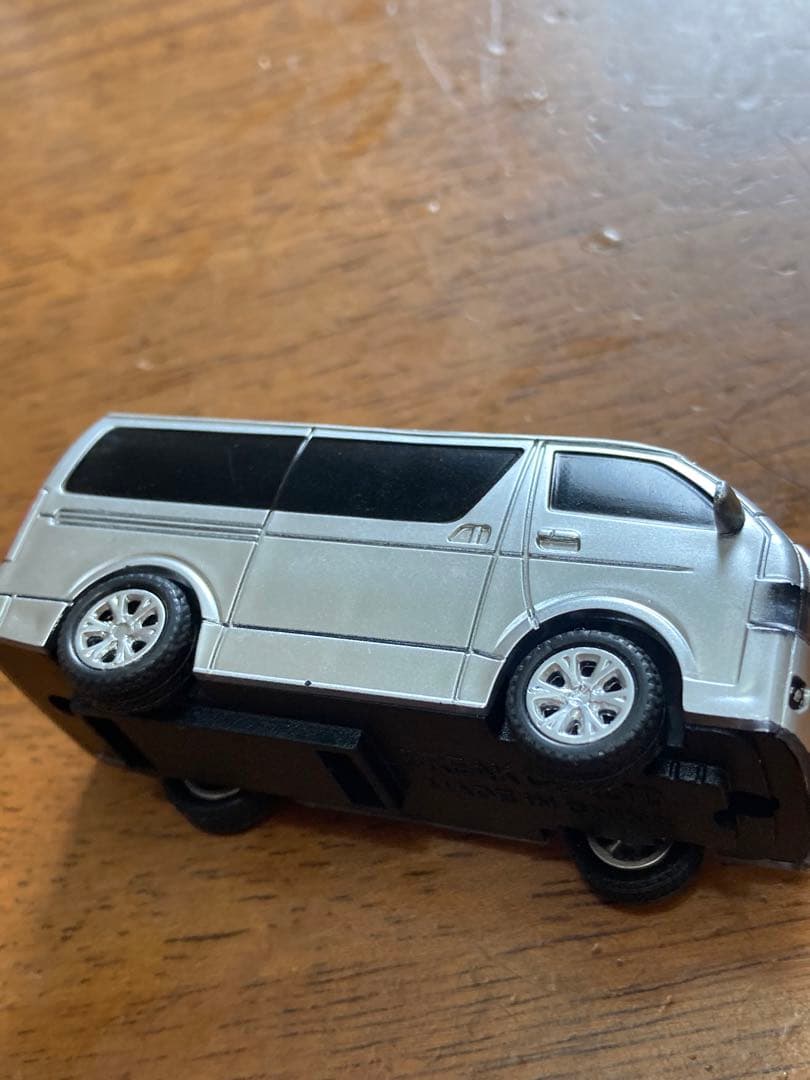ギンギラ　トヨタ ハイエース ミニカー シルバー　プラ