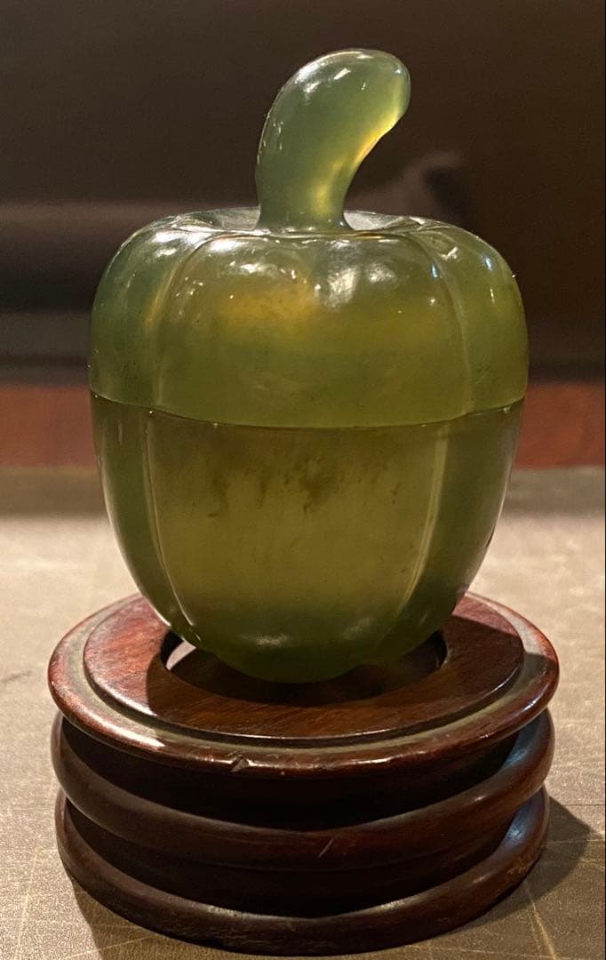 古翡翠 和田玉・鑑賞台付・ヴィンテージ　レア ・オブジェ・鼻煙壺 ・台湾茶器 古和田玉 翡翠 鑑賞台付・ヴィンテージ レア ・オブジェ・鼻煙壺