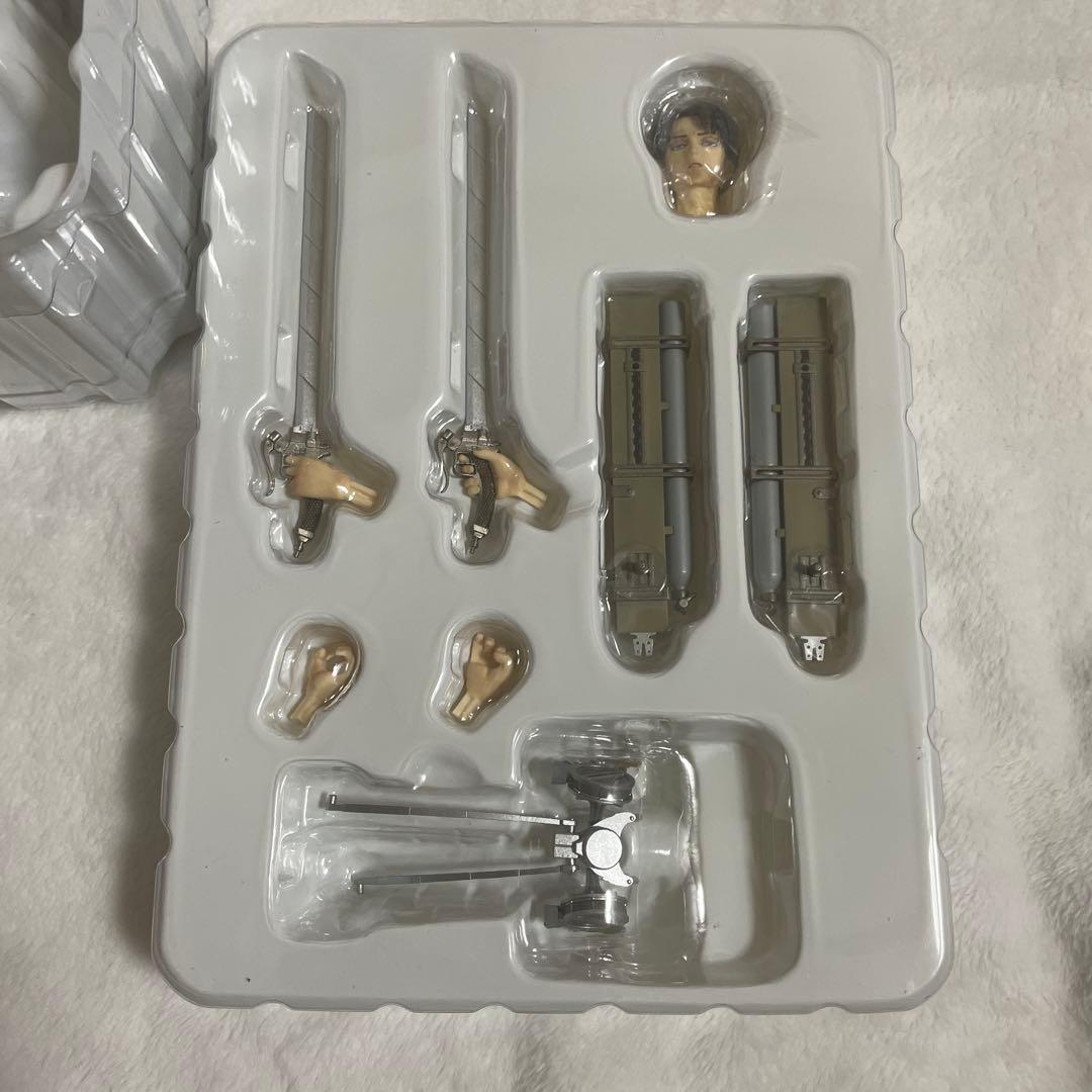 進撃の巨人　リヴァイ　エレン