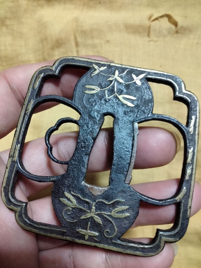 鉄鍔　鐔　(応仁　勝軍草象嵌隅切木瓜大透)　室町〜桃山時代　佐藤寒山先生識箱付き