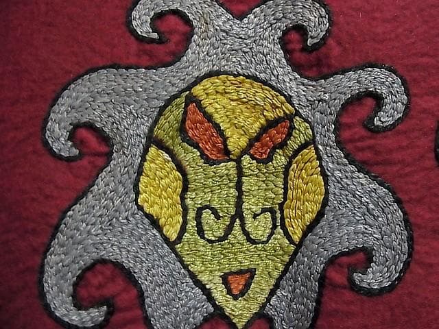 ☆S0812☆四方80㎝ 古い刺繍布 魔除布 ナイン・シャーマン