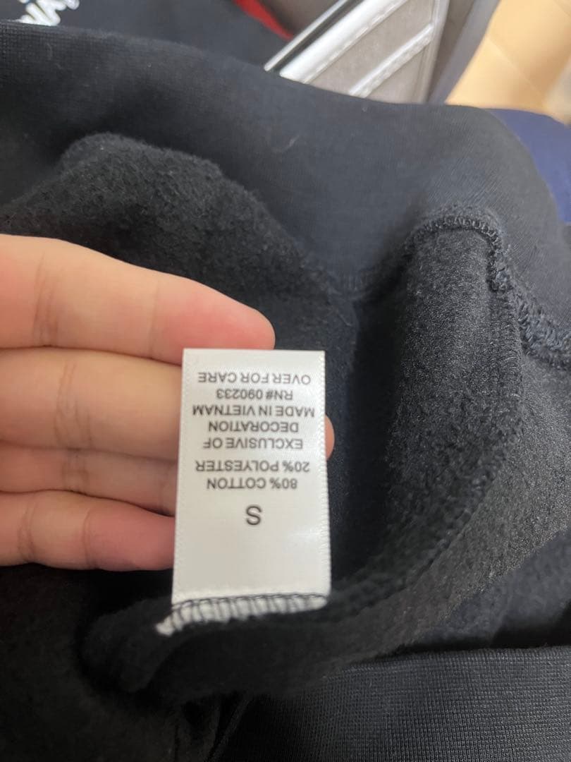 FOG ESSENTIALS ブラック黒パーカー人気ロゴ 反射フォント裏起毛 S