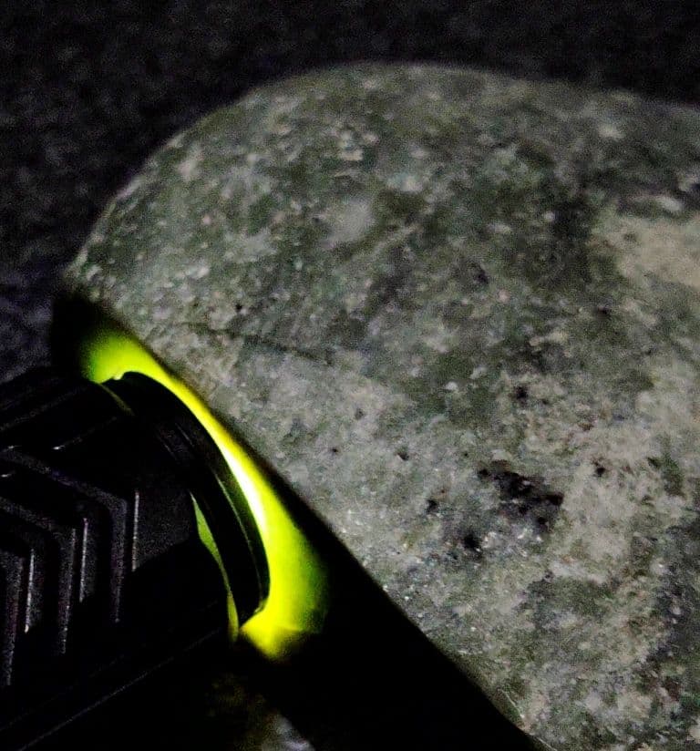 ☆翡翠原石☆幻の翡翠【秩父軟玉・三沢ヒスイ2面カット663g】