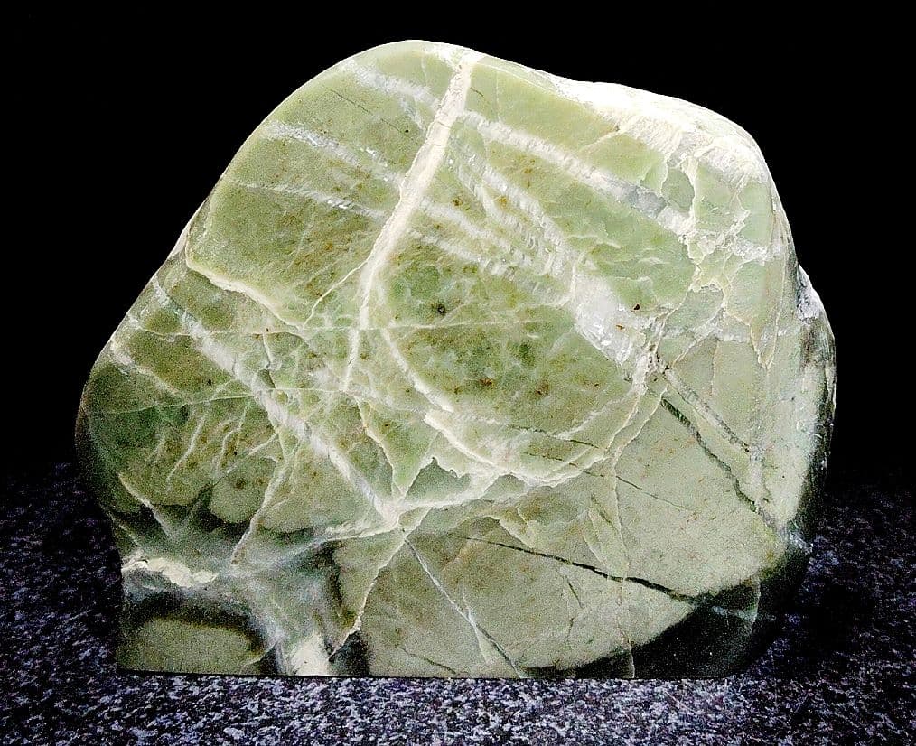 ☆翡翠原石☆幻の翡翠【秩父軟玉・三沢ヒスイ2面カット663g】