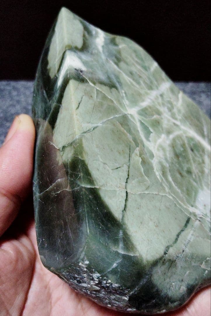 ☆翡翠原石☆幻の翡翠【秩父軟玉・三沢ヒスイ2面カット663g】 - メルカリ