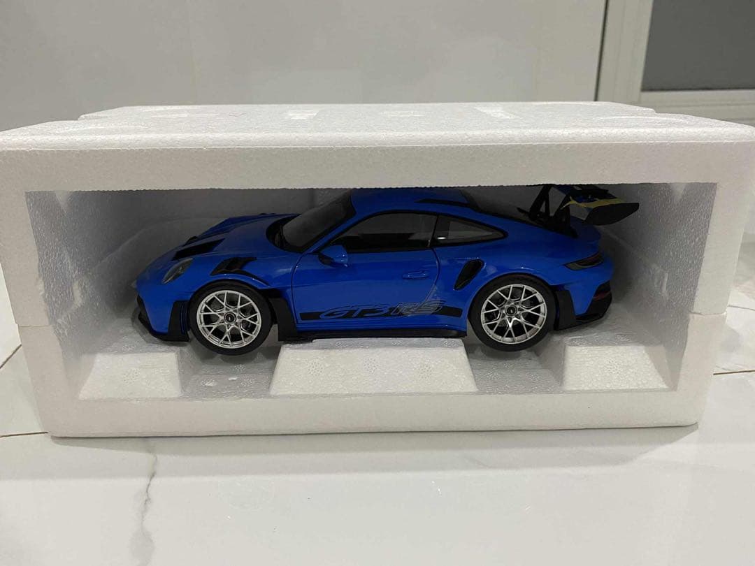 ポルシェ 911 GT2 RS 1/18 ミニカー 青