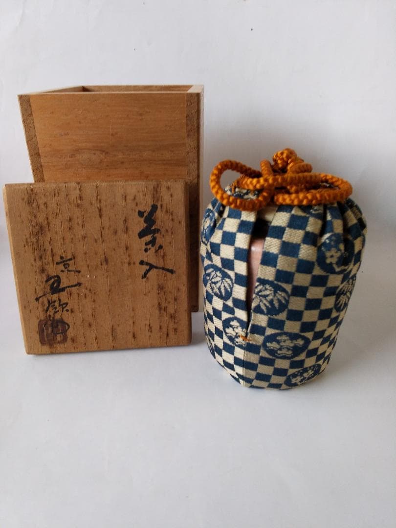 紅志野茶入 京玉欽 作 仕覆 松竹梅変わり市松 茶道具 共箱 美品 です。 茶道具を包む仕覆展示販売＆オーダー受注会 | 呉服 TOPICS | 松坂屋
