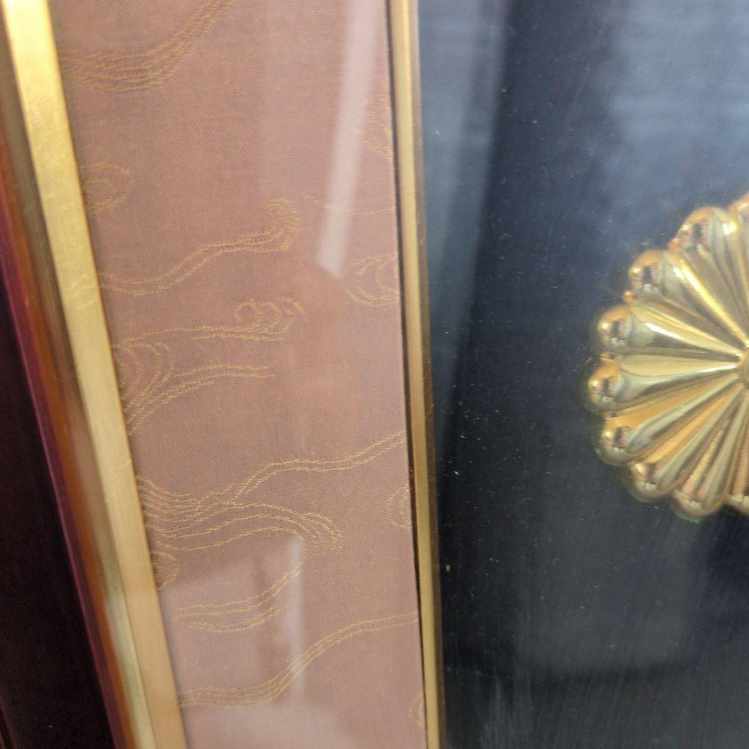 額縁 木製フレーム 金色飾り付き 大きめ 叙勲 勲章 賞状等用