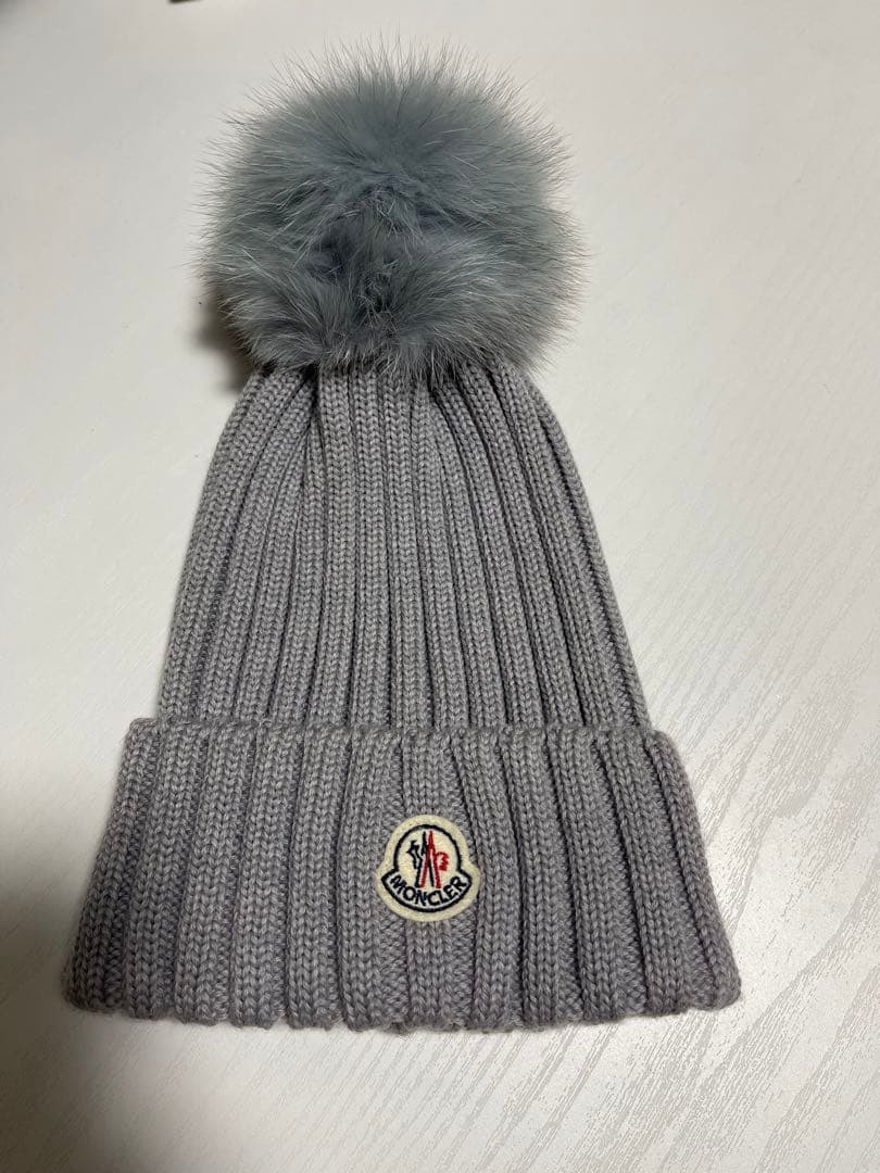 MONCLER グレー ファー付きニット帽 Moncler ニット帽 ファー付き グレー