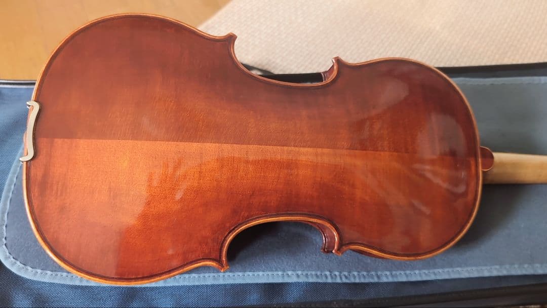 バイオリン本体 、弓、ケースほか　カバーにアーティストの直筆サイン有り