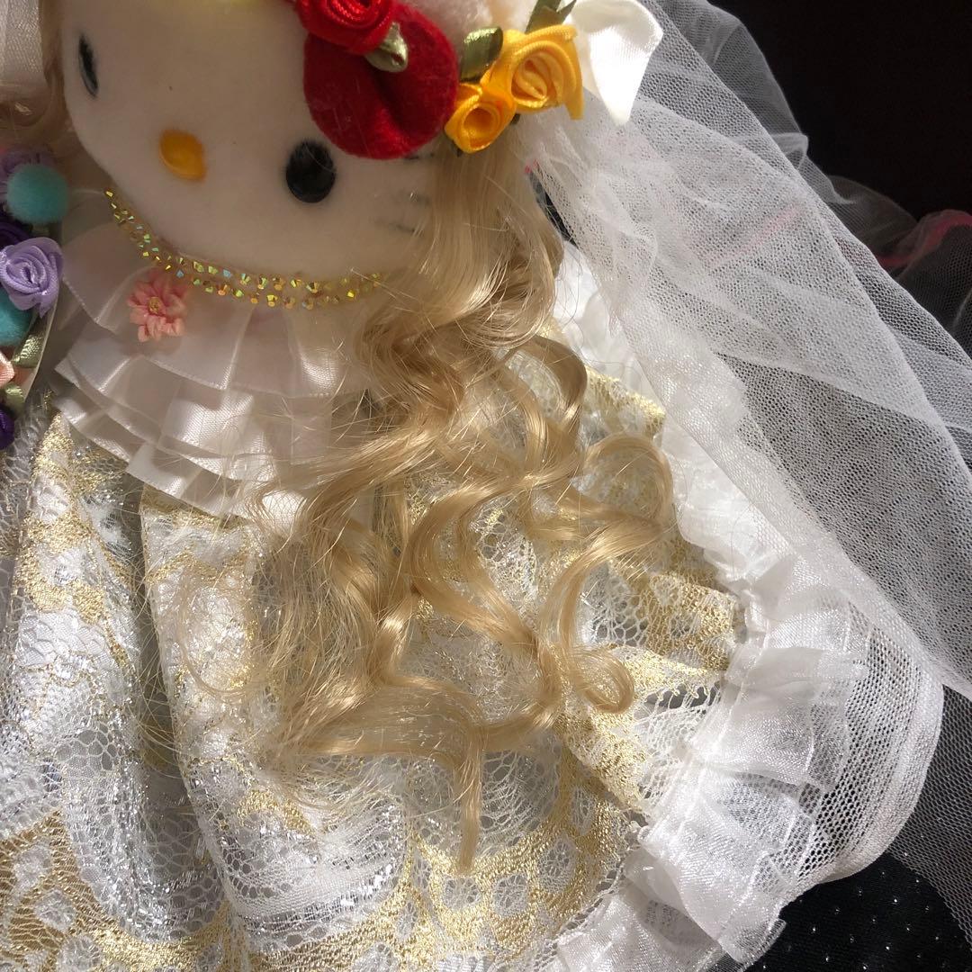 美しいウェディングドレスを着たハローキティ