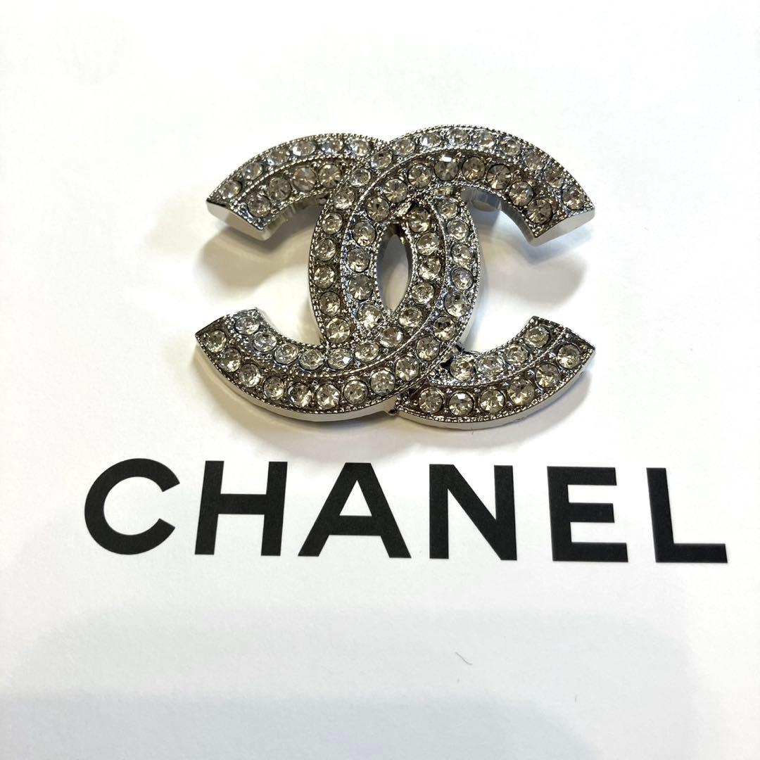 CHANEL CCロゴ シルバー クリスタル ブローチ ノベルティ - メルカリ