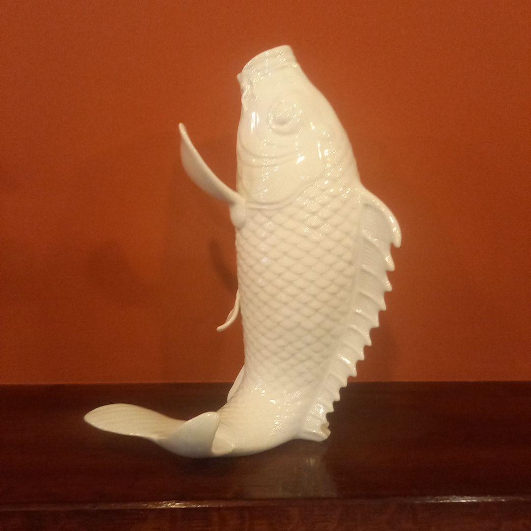 白磁 鯉の形状 陶器 花瓶.高さ35センチ！迫力あります！ 白磁 鯉の形状 陶器 花瓶.高さ35センチ！迫力あります！ 白磁 鯉の形状