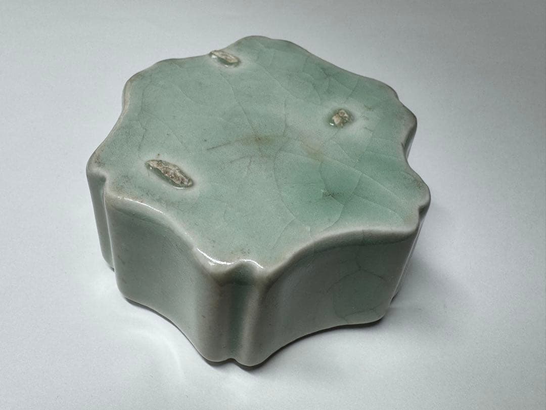 李朝　水滴　青磁　青磁桜花型梅花紋水滴