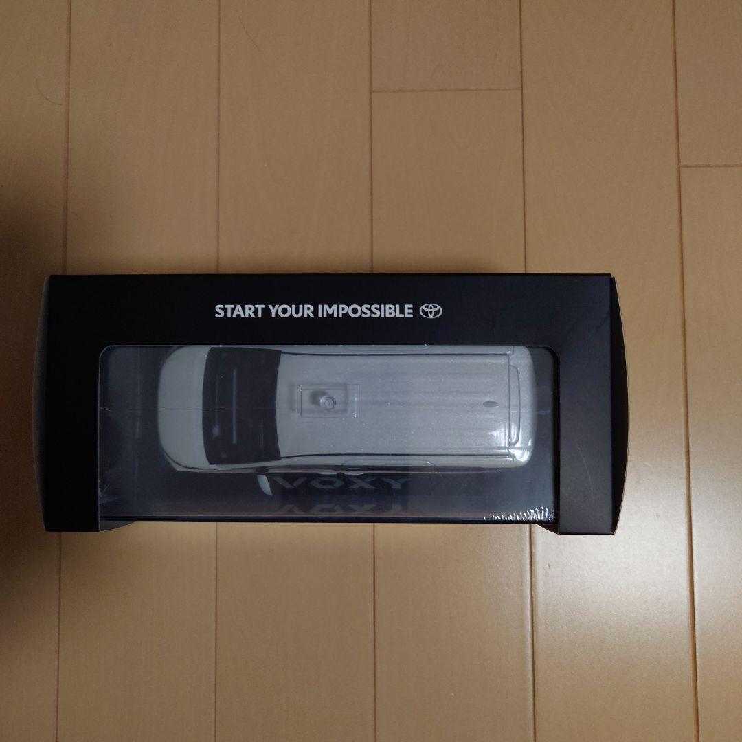 トヨタ Voxy ホワイト ミニカー