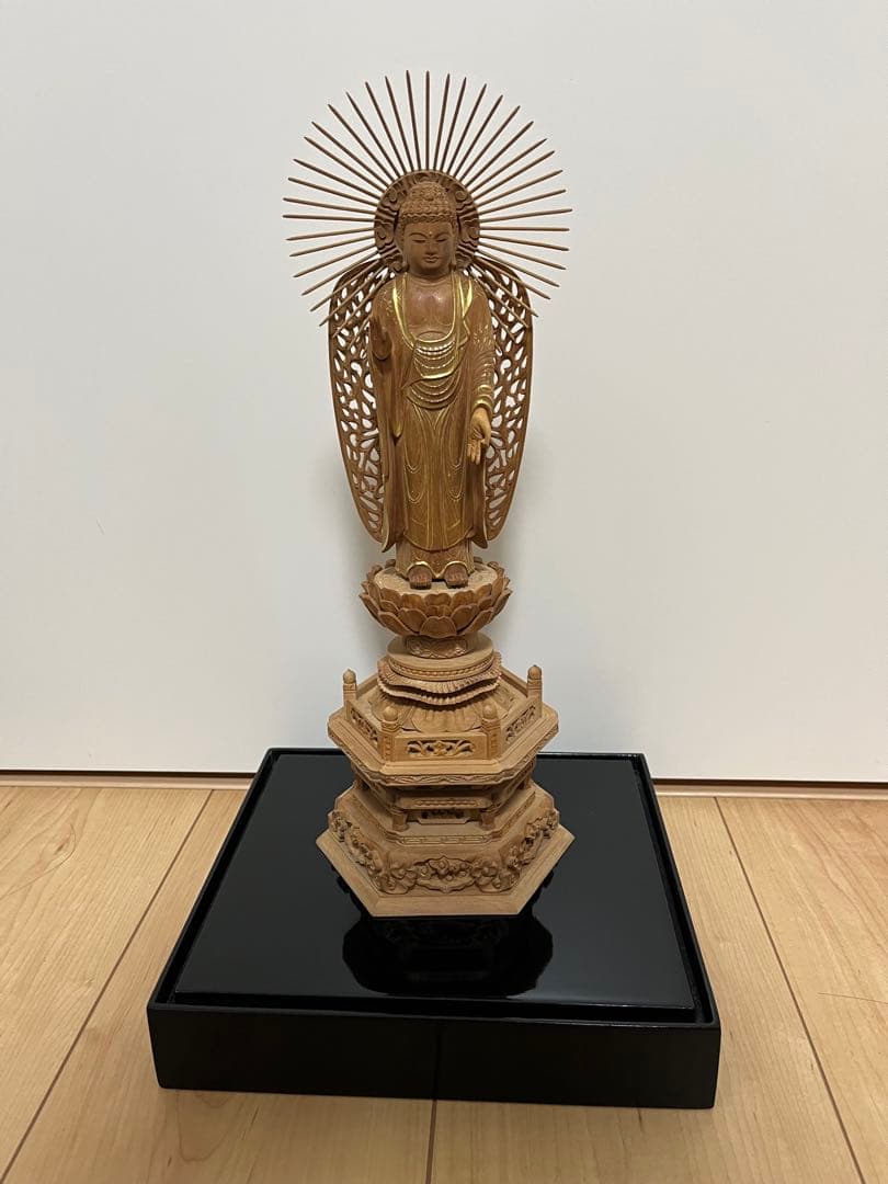 白檀仏像 木彫 西阿弥陀 眼入り立像 六角台座 火炎光背 金泥書 ケース