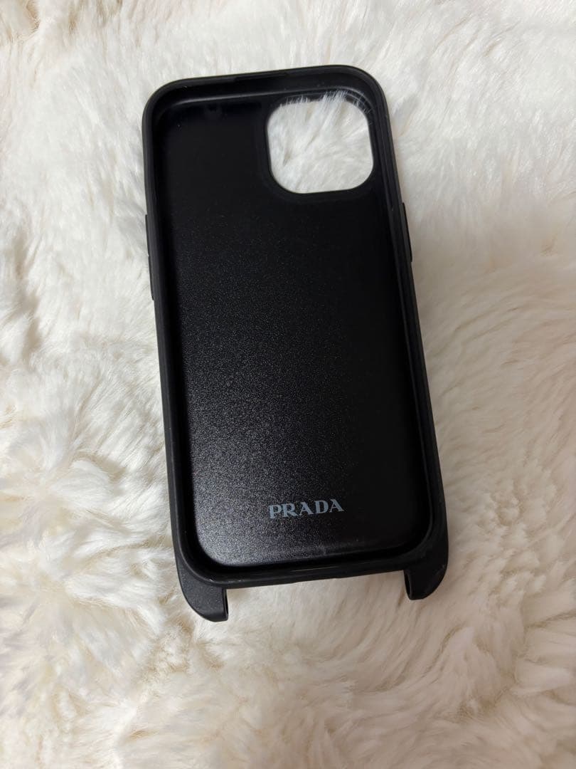 PRADA サフィアーノトライアングル スマホショルダー iPhone15