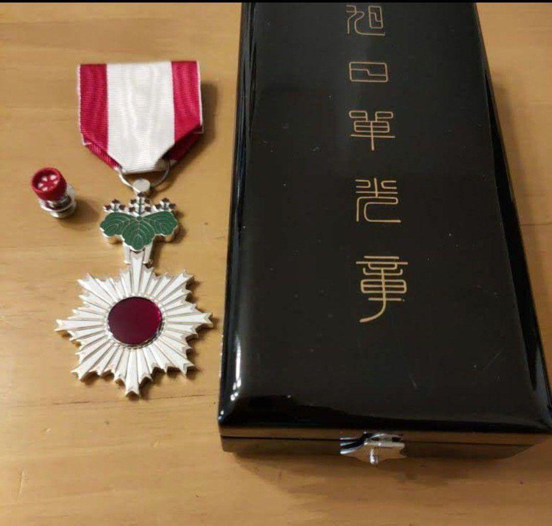激レア 極美品】旭日単光章 現行タイプ 改正後新型 純銀製 勲章 旧 勲