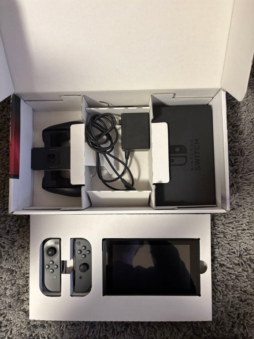 中古　Nintendo Switch 本体 + ケース付き