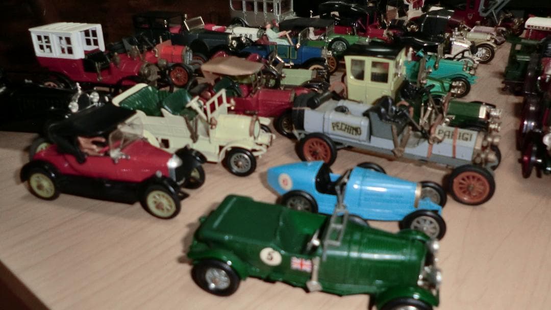 クラッシックなミニカーのコレクション
