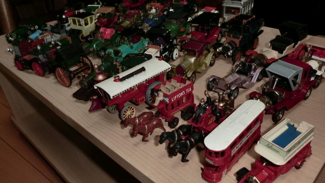 クラッシックなミニカーのコレクション