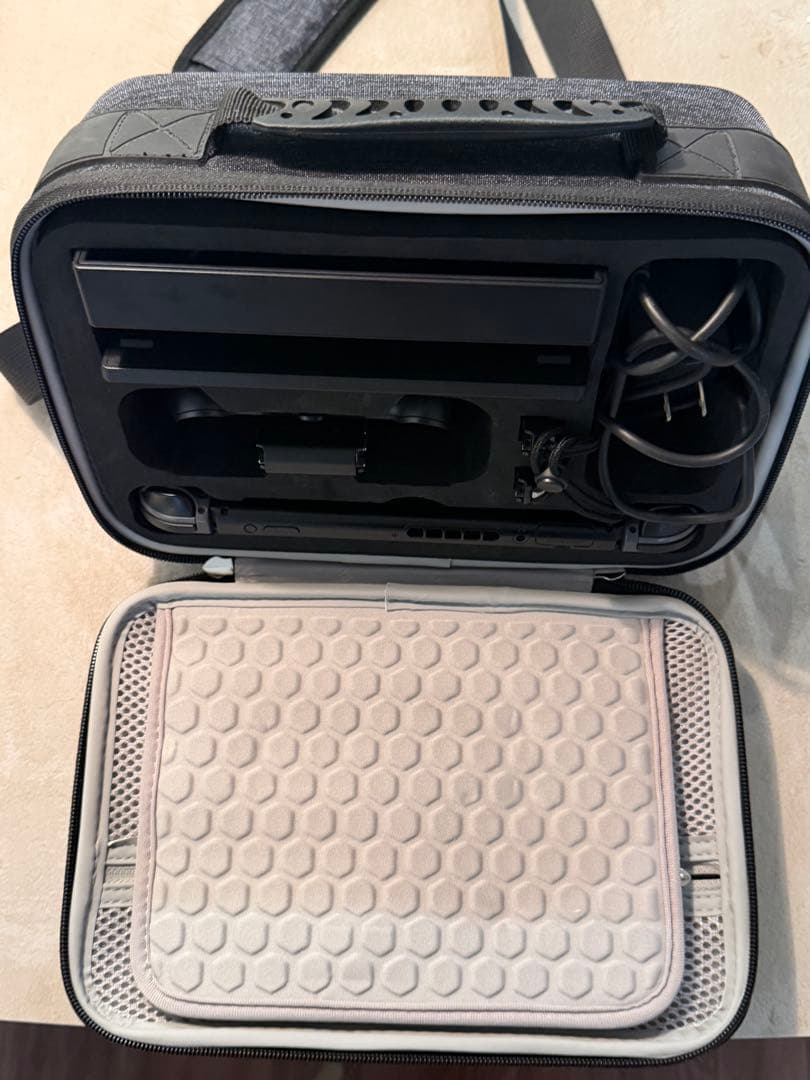 Nintendo Switch 本体とハードケース