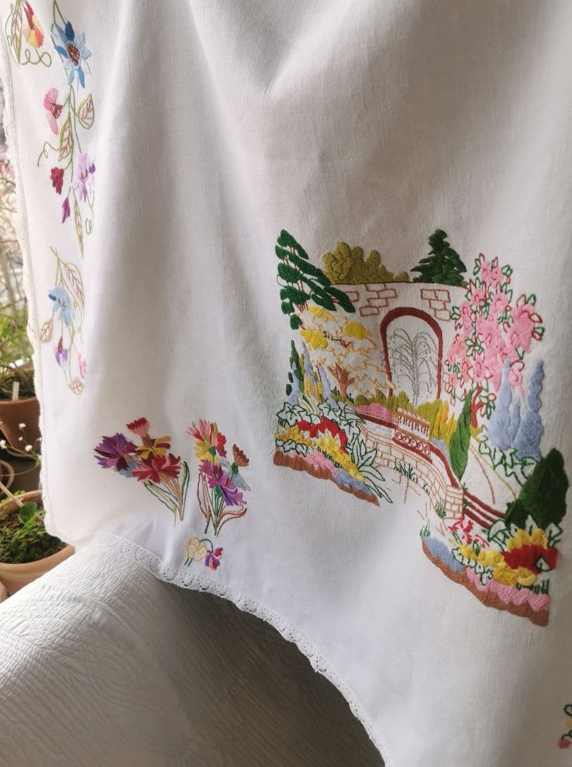 アンティーク イングリッシュガーデン花刺繍 噴水コテージ レース装飾