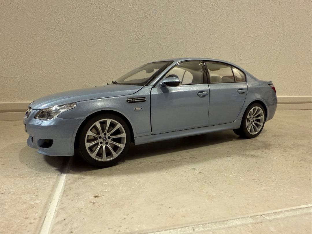 BMW M5 ミニカー ライトブルー　KYOSHO 1:18 E60