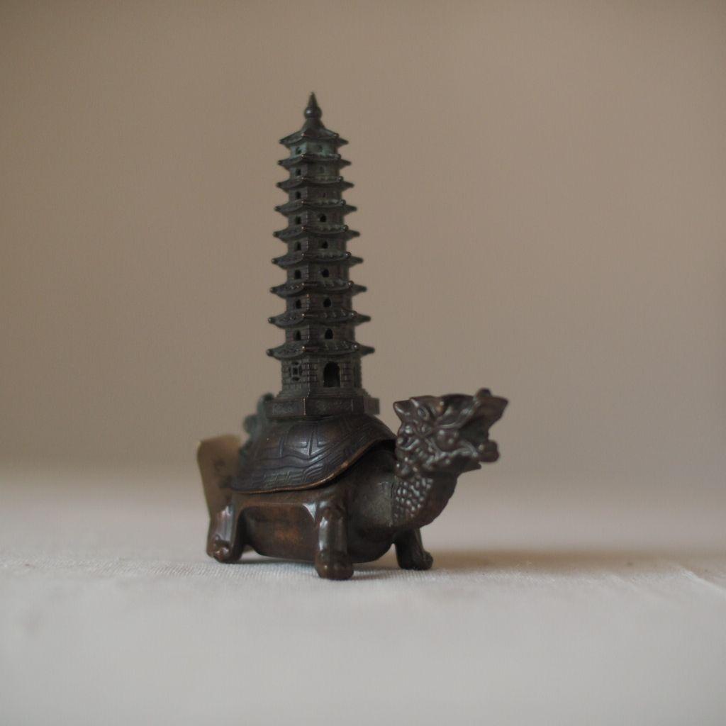亀と五重塔の金属工芸品 古道具 骨董