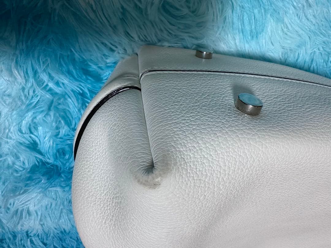 CHRISTIAN DIOR ホワイト ショルダーバッグ 花びらチャーム付き