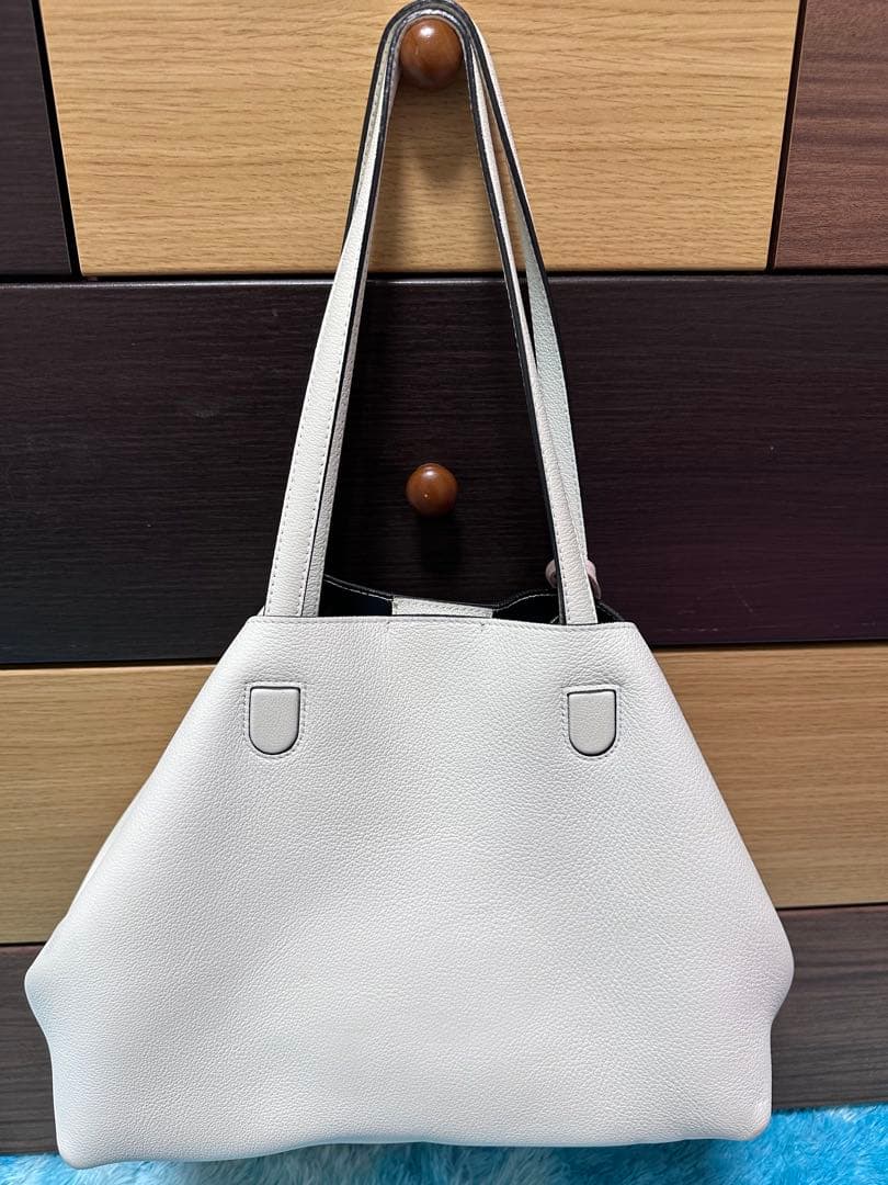 CHRISTIAN DIOR ホワイト ショルダーバッグ 花びらチャーム付き