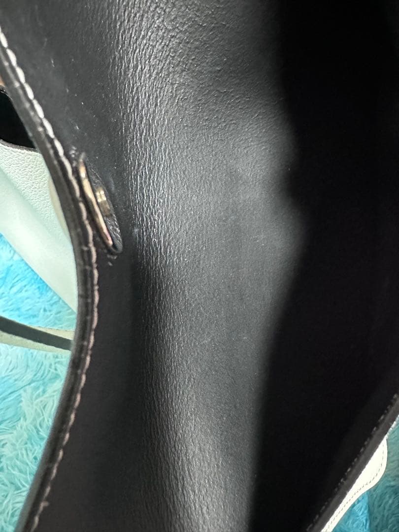 CHRISTIAN DIOR ホワイト ショルダーバッグ 花びらチャーム付き