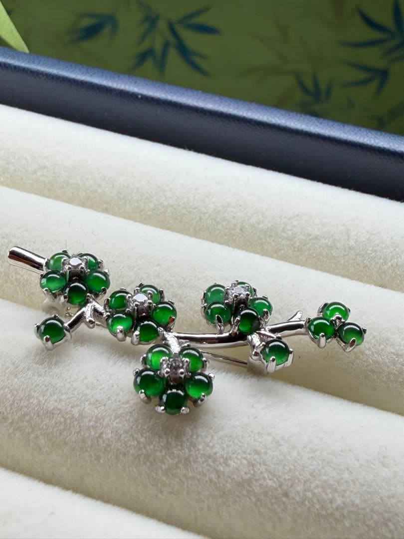 新入荷❣️天然本翡翠 ロウカン質翡翠 上品、華やかい一輪の梅枝ブローチ