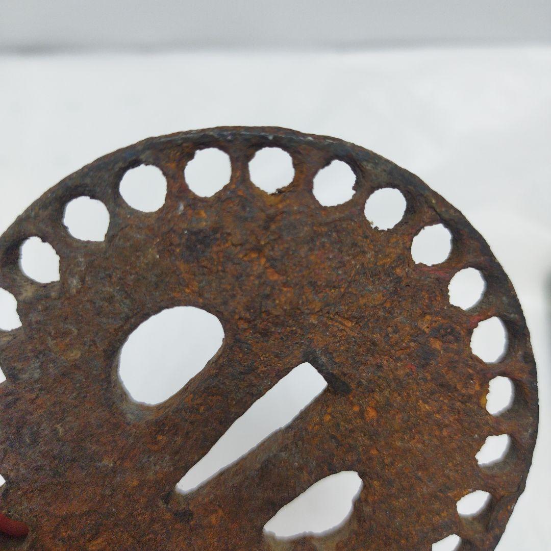 鉄製 鍔(つば) 丸型穴付き 無銘 丸形日本刀 アンティーク