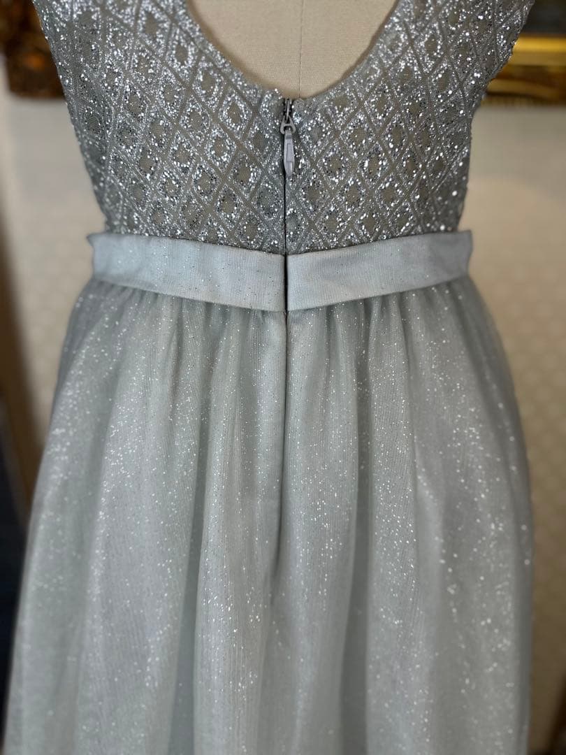 ライトグレー Vネック ビーズ装飾ドレス