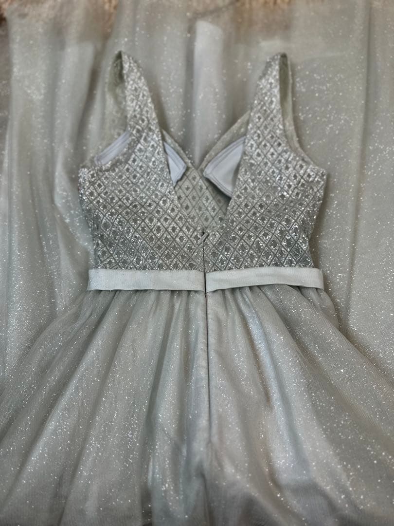 ライトグレー Vネック ビーズ装飾ドレス