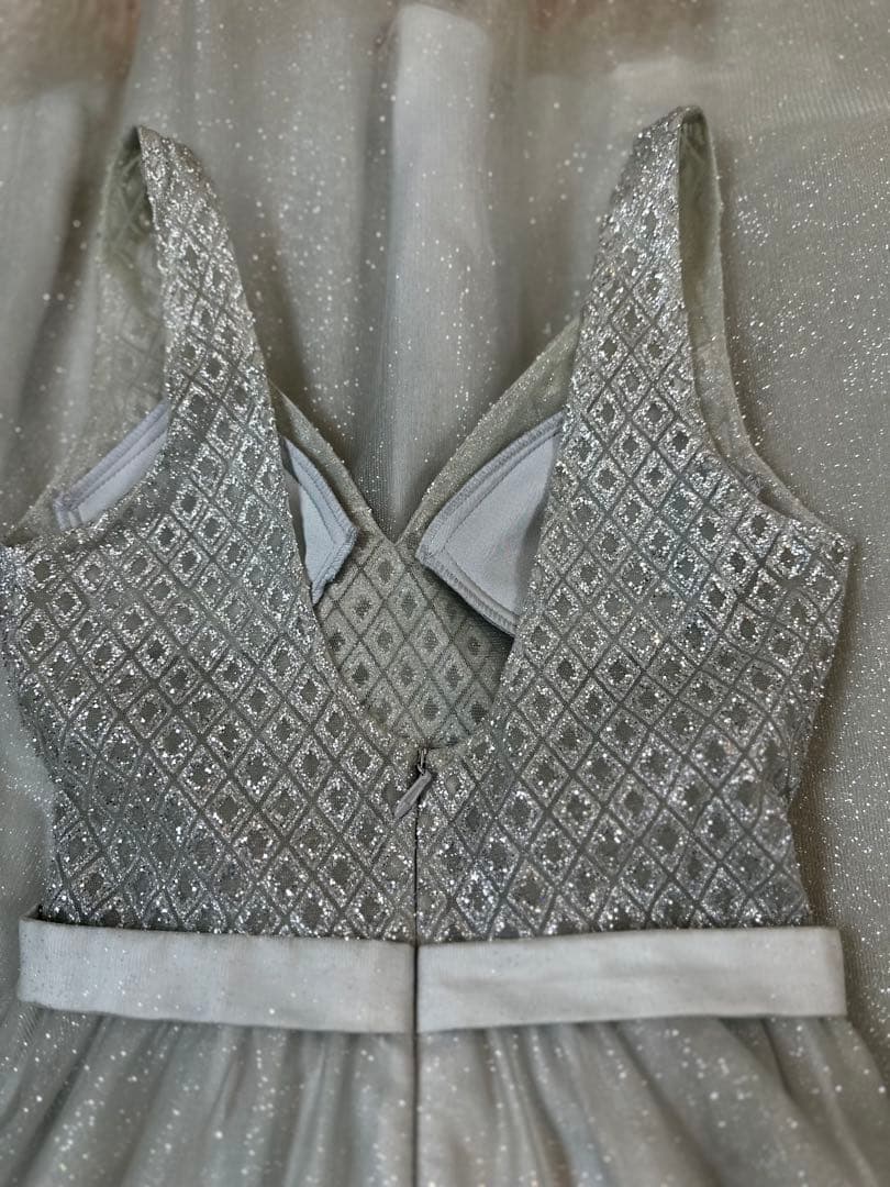 ライトグレー Vネック ビーズ装飾ドレス