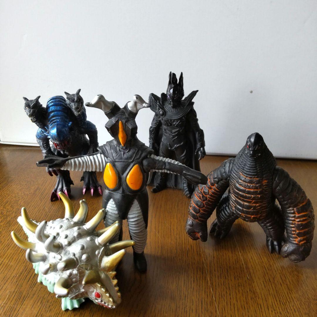 ウルトラマンシリーズの怪獣セット - メルカリ