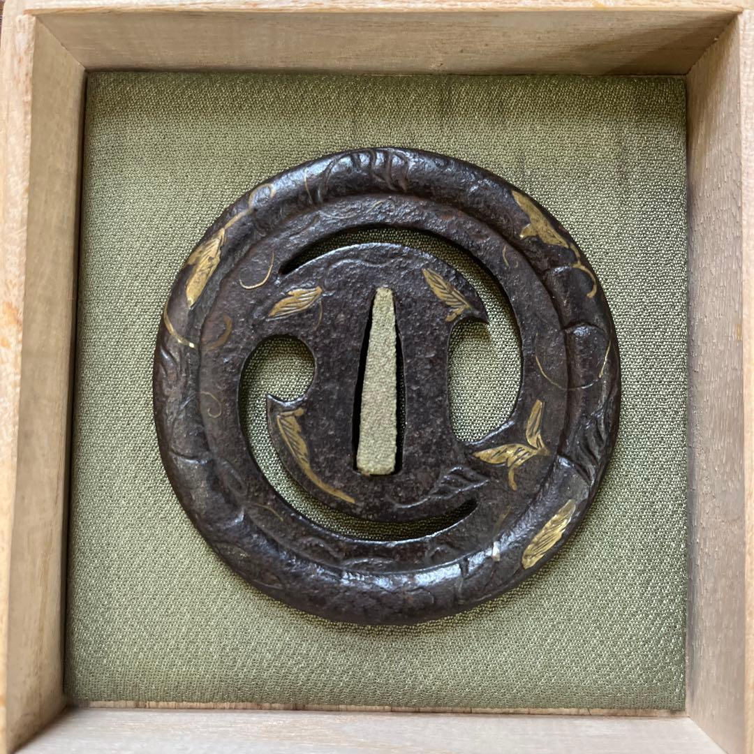 葉模様の鉄製鍔