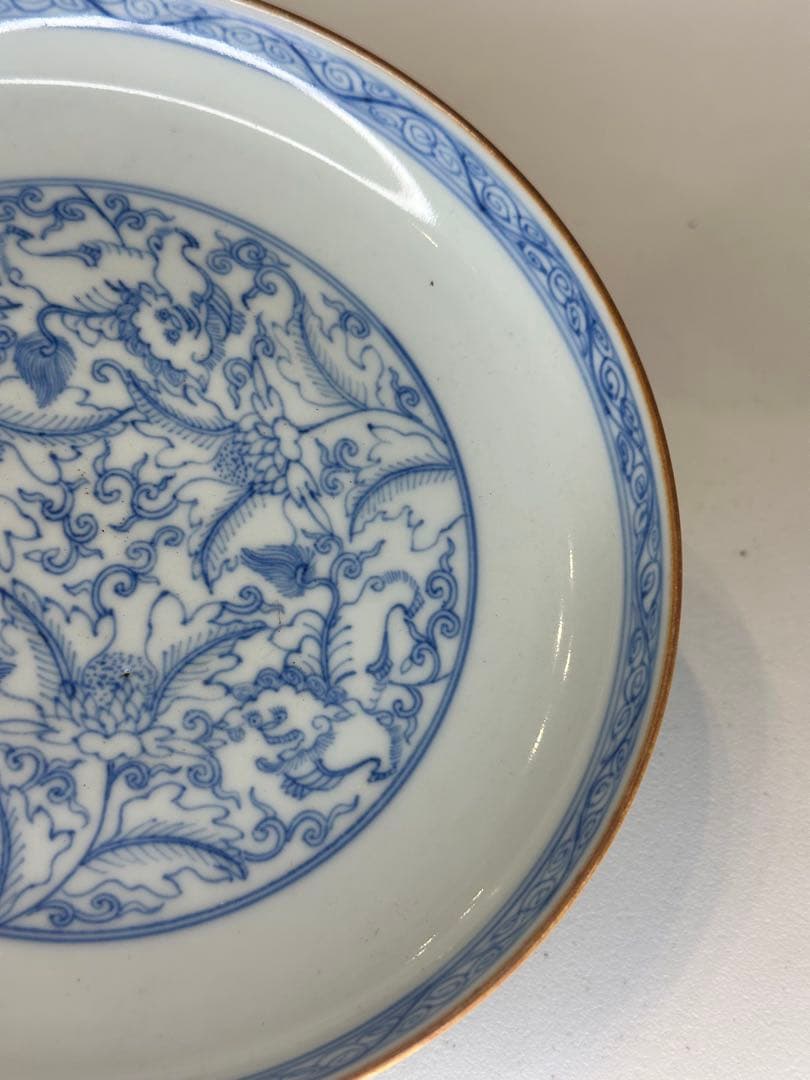 中国 大明成化年製 青花染付 唐草文皿 高台厚手 地紋入 古陶磁 骨董品