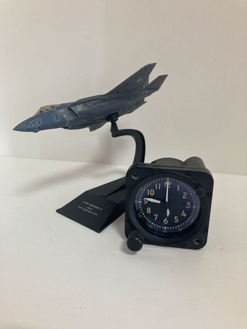 ミニチュア戦闘機とコックピット時計(不動)