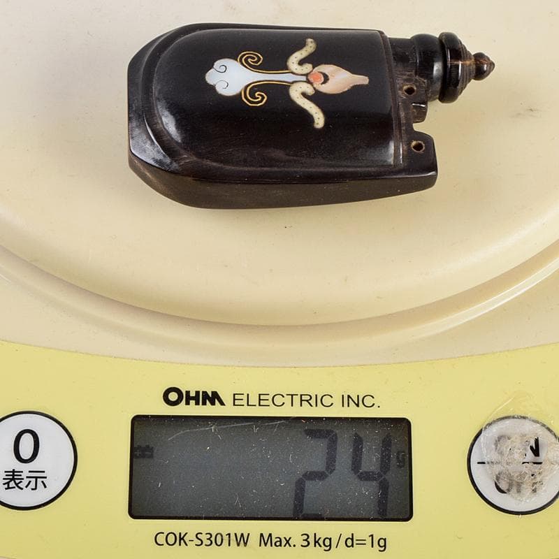 中国 牛角製 玉石螺鈿装飾 漢詩刻 鼻煙壷 木製台付 M 9430