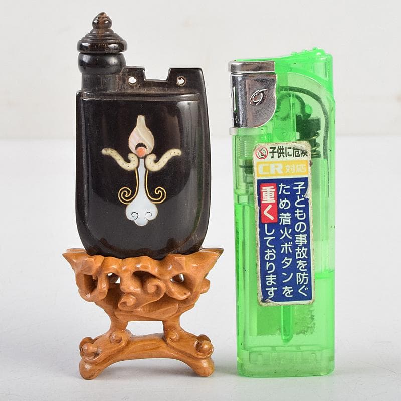 中国 牛角製 玉石螺鈿装飾 漢詩刻 鼻煙壷 木製台付 M 9430